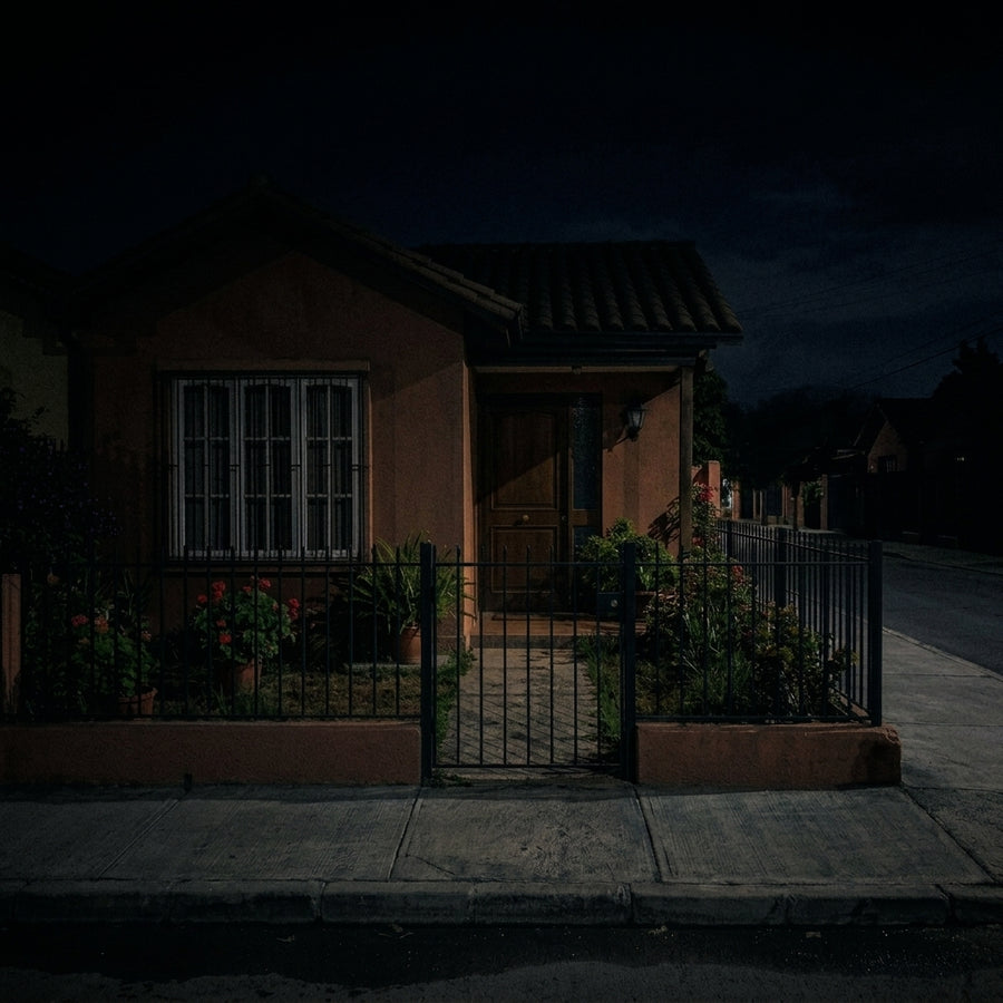 La entrada de noche, sin iluminación